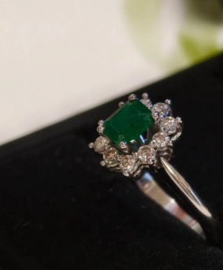 Anillo Orla en Oro Blanco 18k con Esmeralda Natura