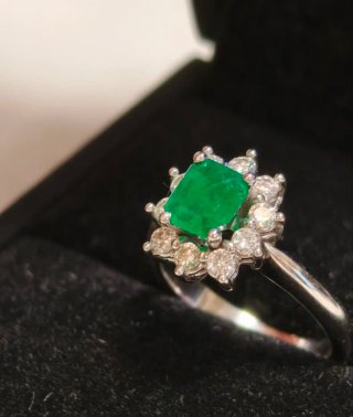 Anillo Orla en Oro Blanco 18k con Esmeralda Natura