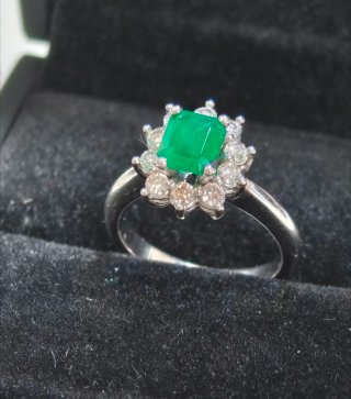 Anillo Orla en Oro Blanco 18k con Esmeralda Natura
