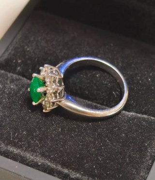 Anillo Orla en Oro Blanco 18k con Esmeralda Natura