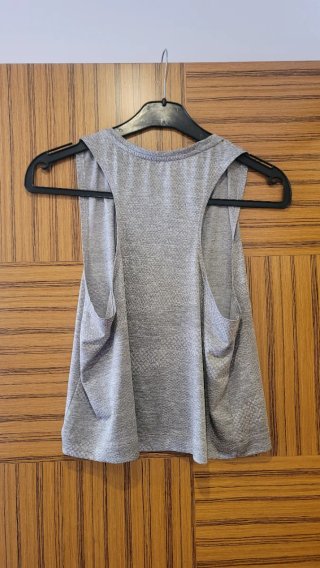 Camiseta tirantes H&M gris deporte