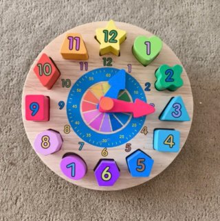 Reloj de madera educativo con formas