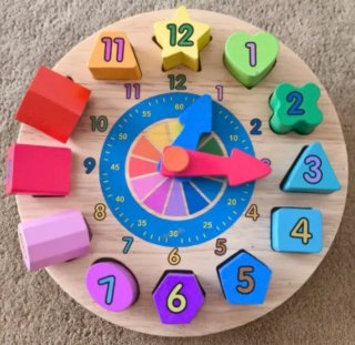 Reloj de madera educativo con formas