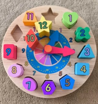 Reloj de madera educativo con formas