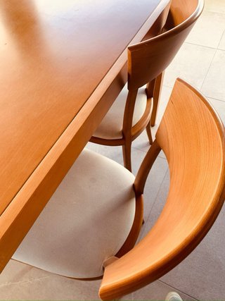 Mesa de madera con 4 sillas