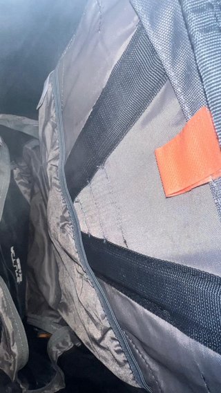 Mochila senderismo Deuter gris y roja