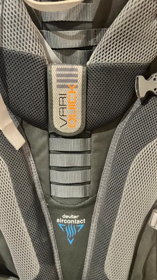 Mochila senderismo Deuter gris y roja
