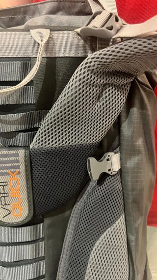 Mochila senderismo Deuter gris y roja