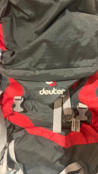Mochila senderismo Deuter gris y roja