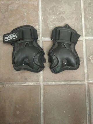 Patines en línea con casco y protecciones