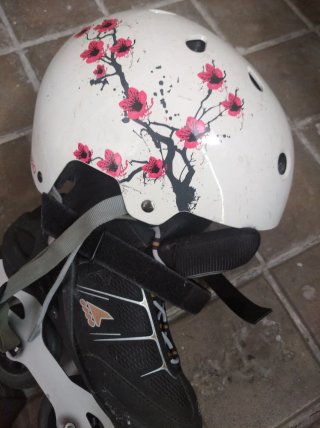 Patines en línea con casco y protecciones