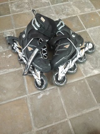 Patines en línea con casco y protecciones