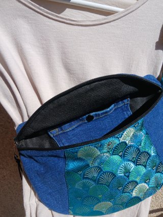 Riñonera denim con seda china bordada