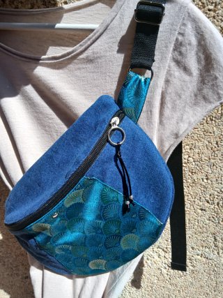 Riñonera denim con seda china bordada