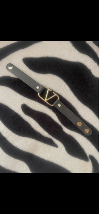 Pulsera  V Dorada Negra