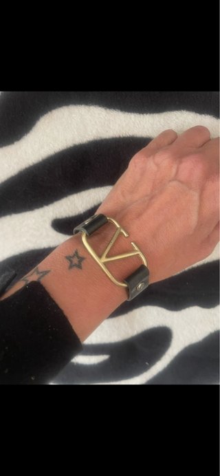 Pulsera  V Dorada Negra