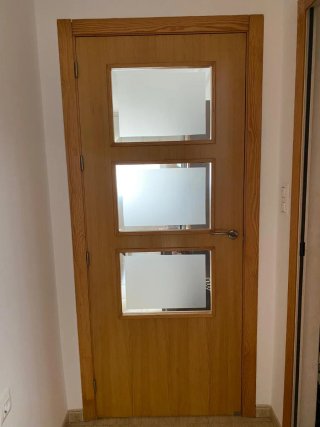 Puerta de madera con cristales y lisas