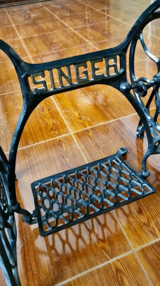 Mesa de cristal y estructura de hierro Singer