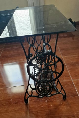 Mesa de cristal y estructura de hierro Singer