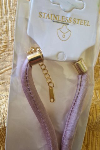 Collana dorata con ciondolo a spirale