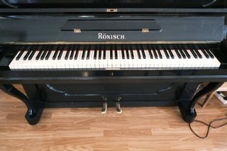 Piano Rönisch de Paret negre
