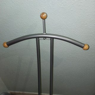 Galán de noche metal y madera