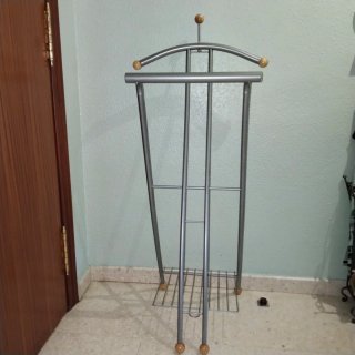 Galán de noche metal y madera