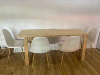 Mesa Nórdica con 4 Sillas Blancas