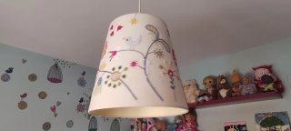 Lámpara infantil textil bordada