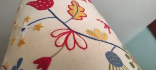 Lámpara infantil textil bordada