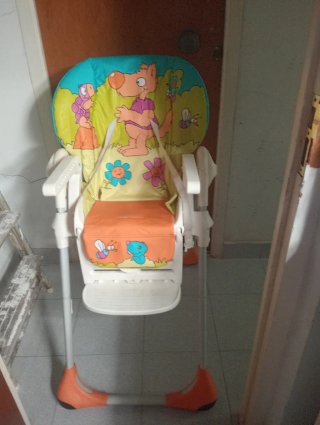 Trona de bebé con estampado infantil