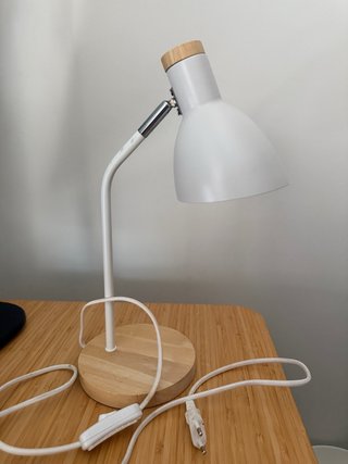 Lámpara de mesa blanca y madera