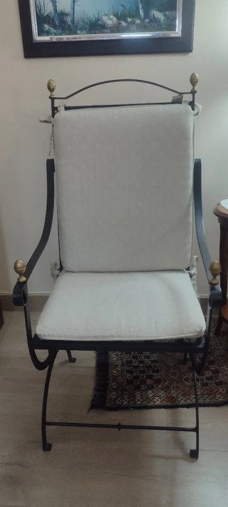 Silla de forja negra con detalles dorados