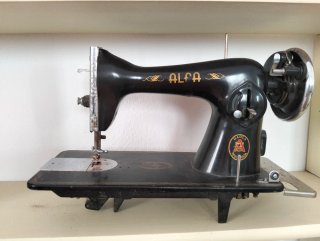 Máquina de coser Alfa antigua