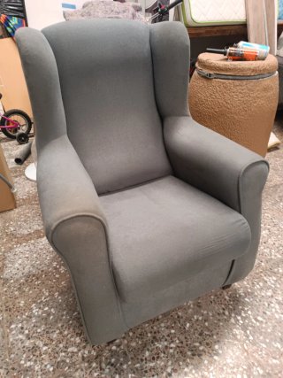 Sillón de tela gris