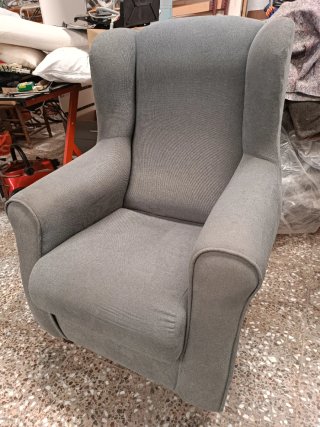 Sillón de tela gris