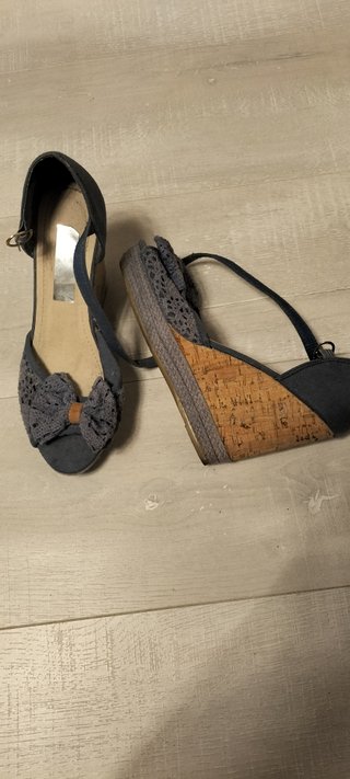 Sandalias cuña marrón color azul gastado