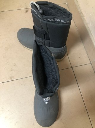 Botas de nieve infantiles usadas solo una vez