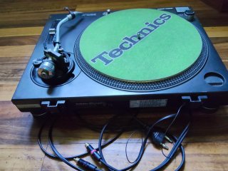 Technics SL-1200MK2 con tapa