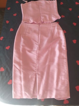 Conjunto falda y corpiño rosa de seda.