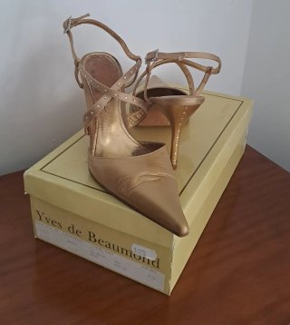 Zapatos tacón dorados metalizados Yves de Beaumont