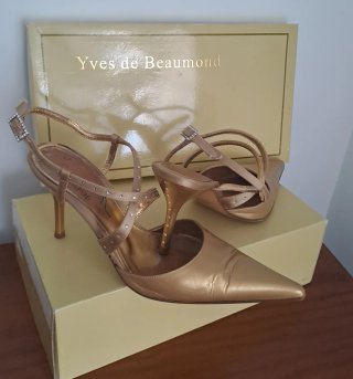 Zapatos tacón dorados metalizados Yves de Beaumont