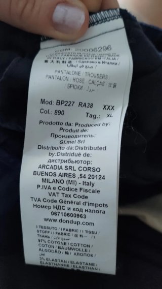Pantaloni blu scuro. Marca DonDup