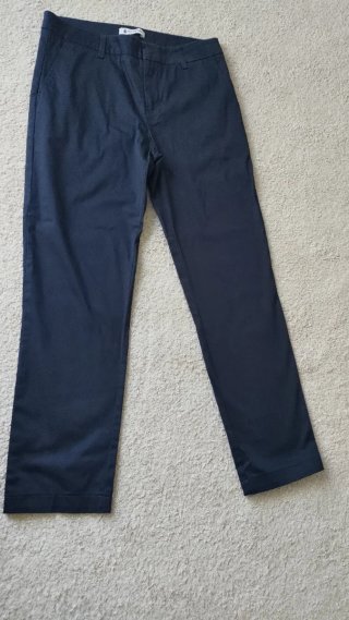 Pantaloni blu scuro. Marca DonDup