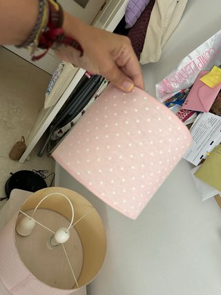 Lámpara de techo y mesilla rosa lunares