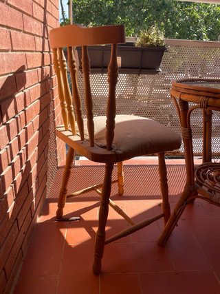 Conjunto mesa de ratan y sillas de madera