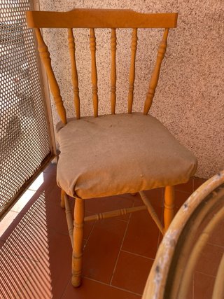 Conjunto mesa de ratan y sillas de madera