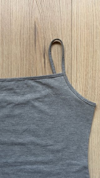 Camiseta tirantes gris básica