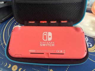 Nintendo Switch Lite Rosa Coral + carcasa y funda