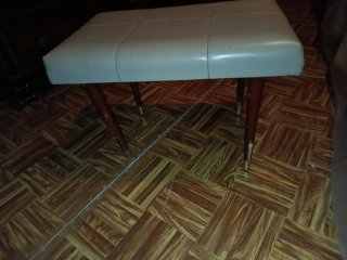 Taburete tapizado crema